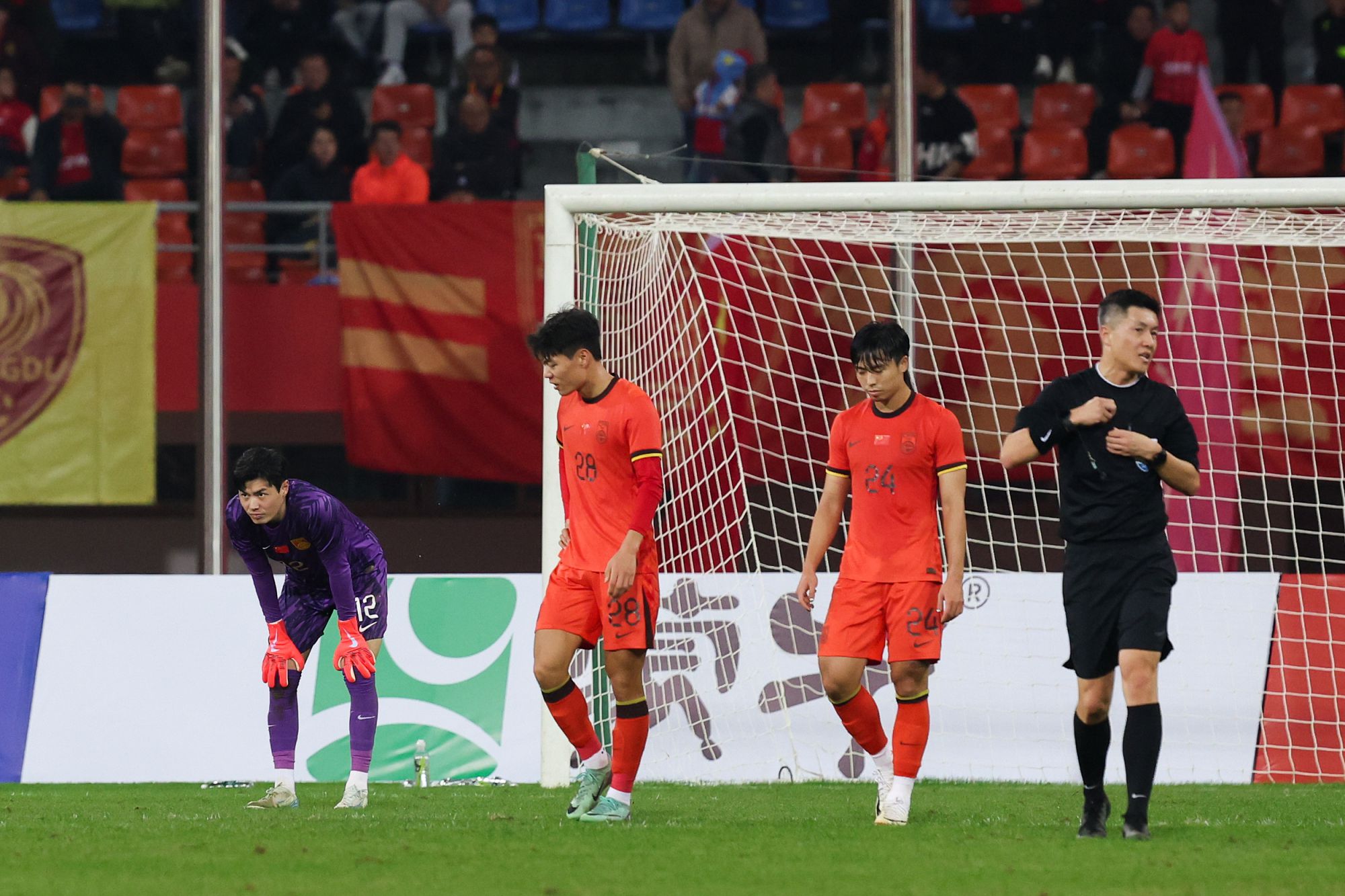 サッカーU22代表チームのベトナム戦敗戦について熱い議論：試合を観戦しているシャオ・ジアさんは叱られるのには慣れているのだろう。